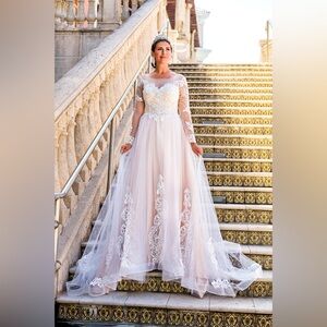 Bridal Gown Women’s Long Sleeve Appliqués Lace Wedding Open Back Dress